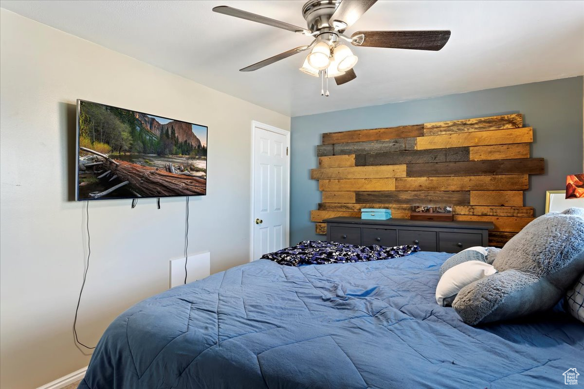 Bedroom with ceiling fan