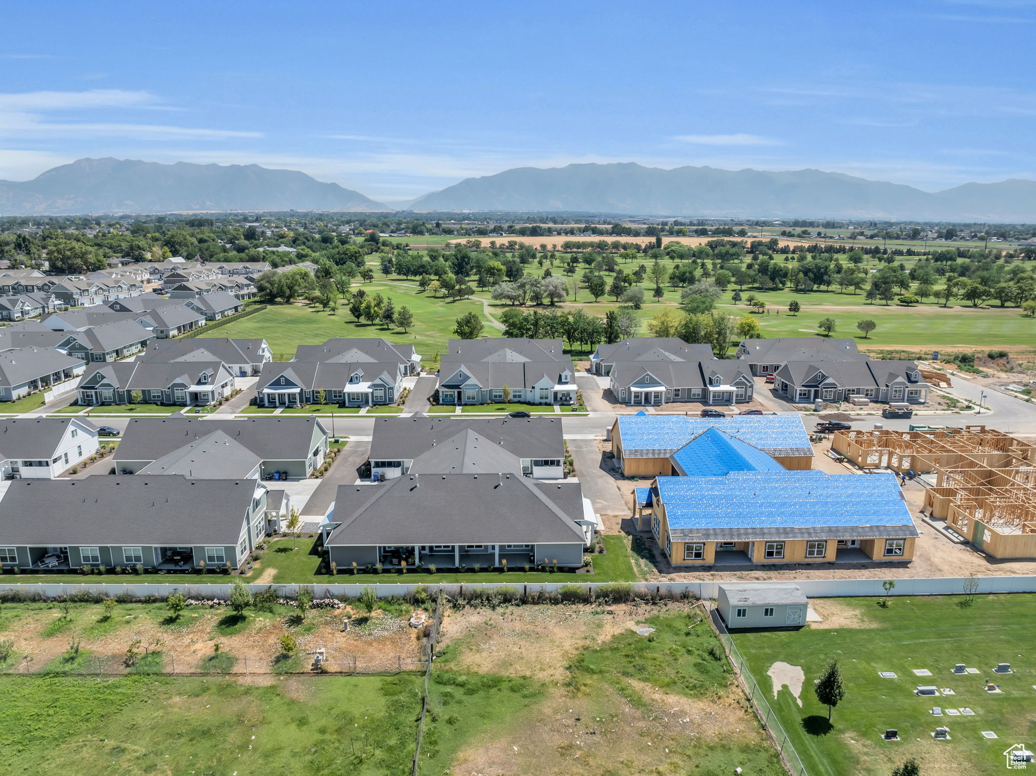 Aerial view with a mountain view