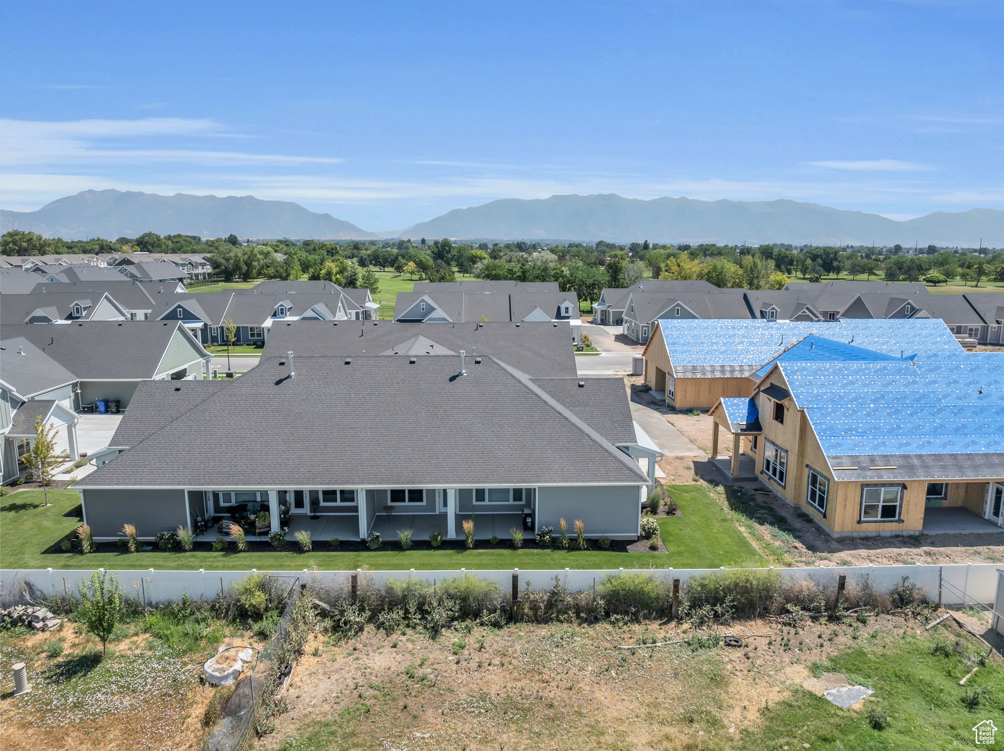 Birds eye view of property featuring a mountain view