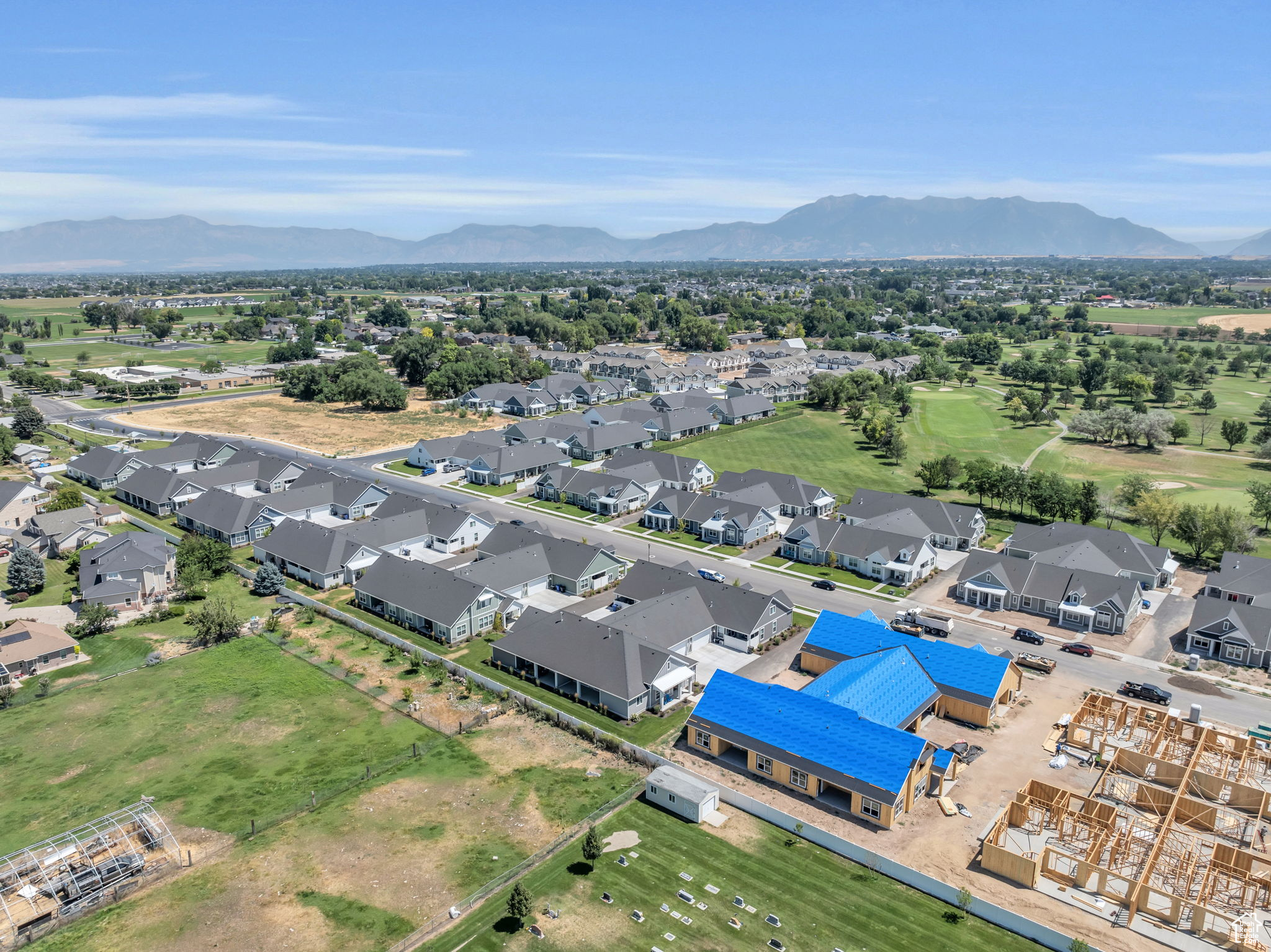 Aerial view with a mountain view