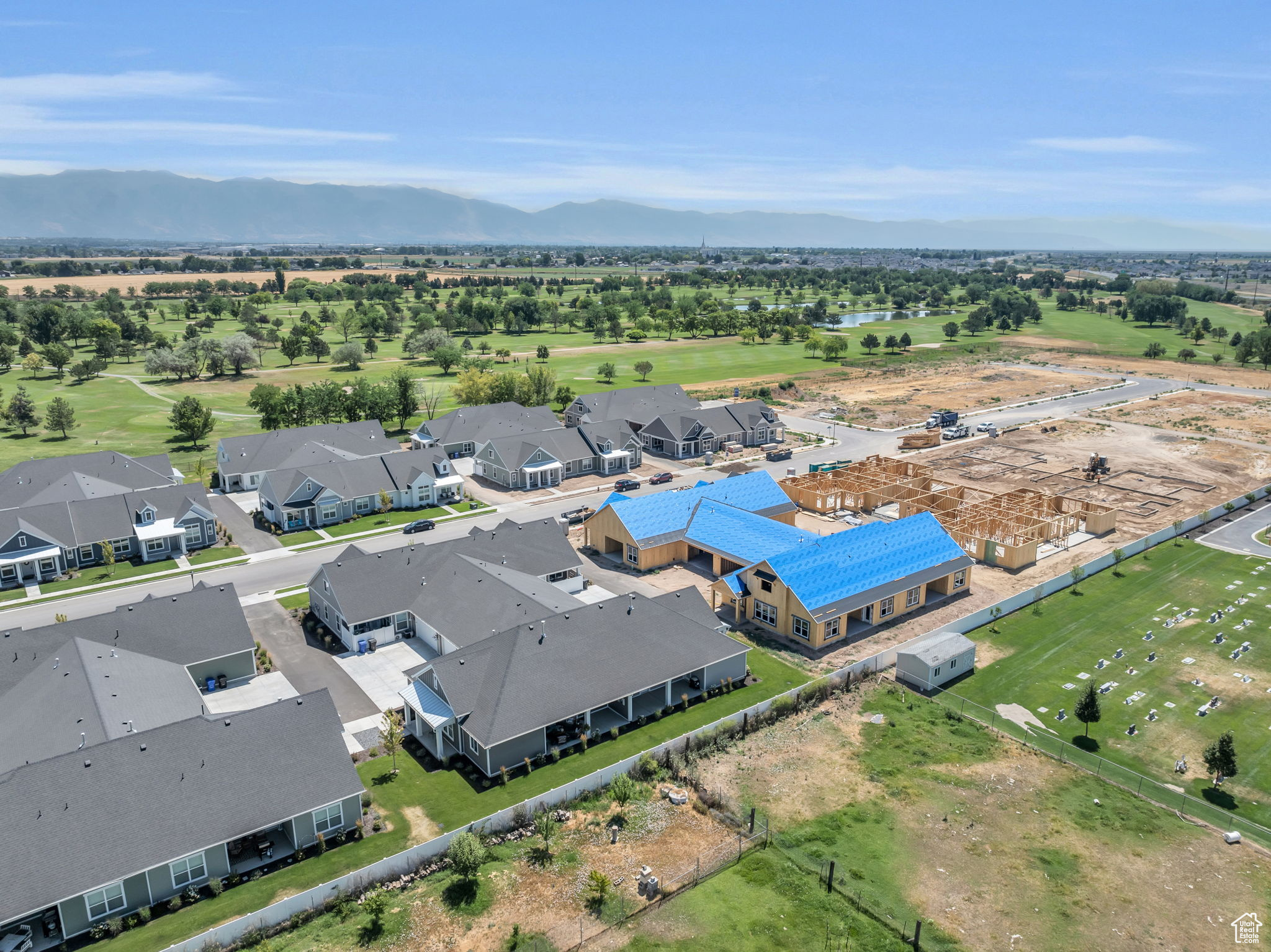 Birds eye view of property featuring a mountain view