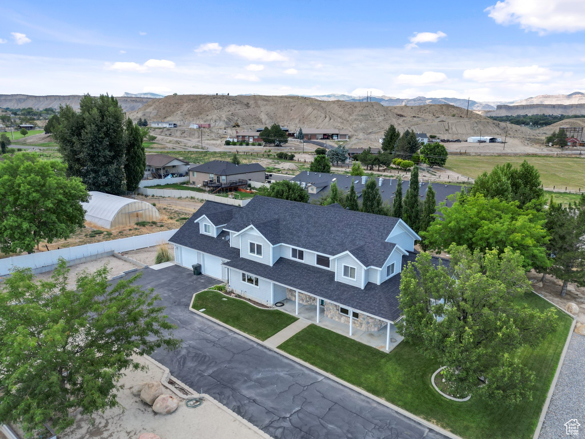 Birds eye view of property featuring a mountain view