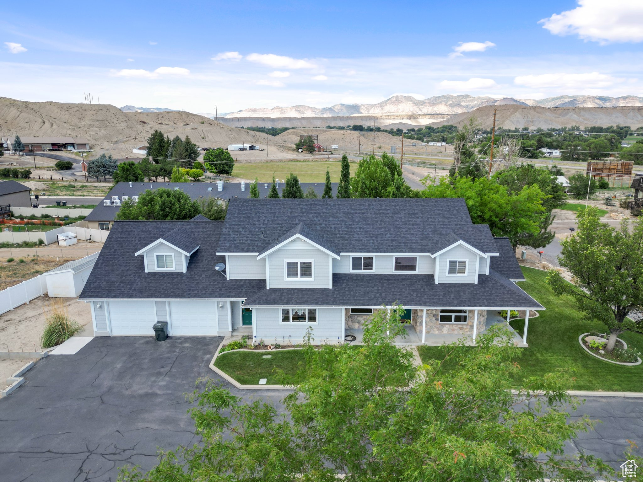 Birds eye view of property featuring a mountain view