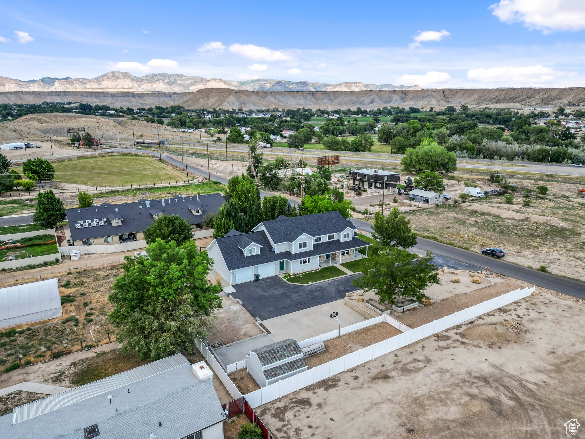 Drone / aerial view featuring a mountain view