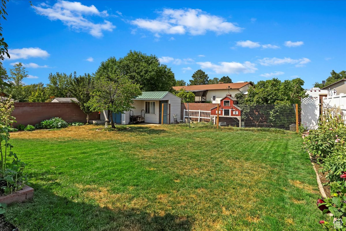 View of yard featuring an outdoor structure