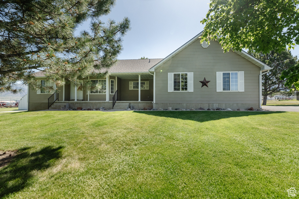 View of front of house featuring a front yard