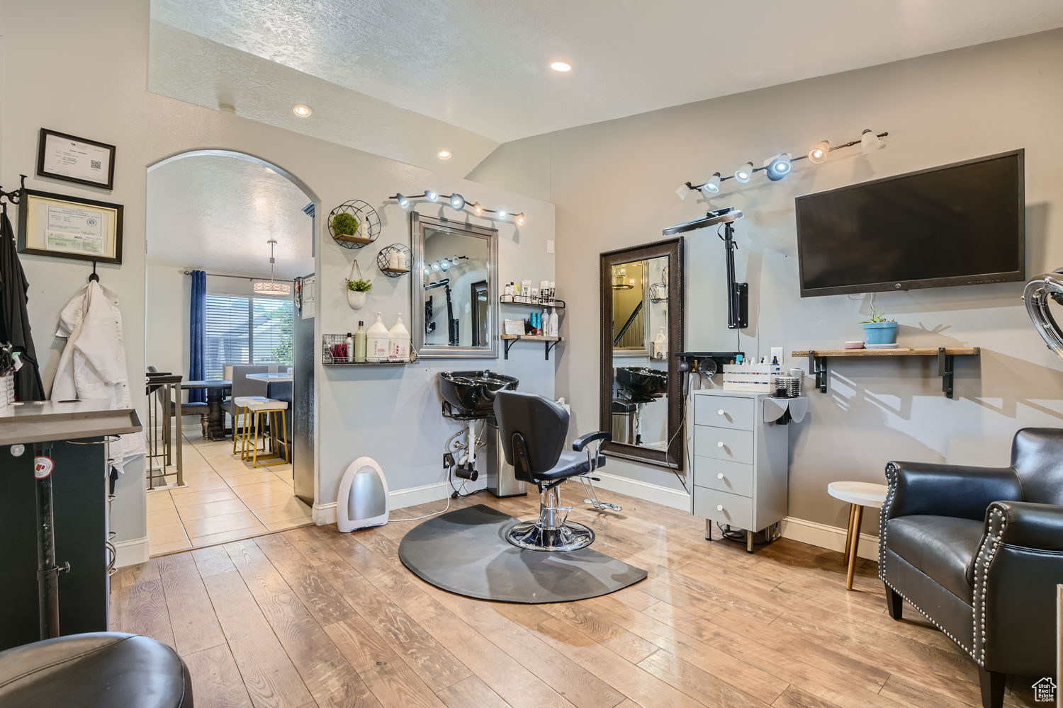 In home Salon! Home owner is willing to convert space back into a regular room upon request.