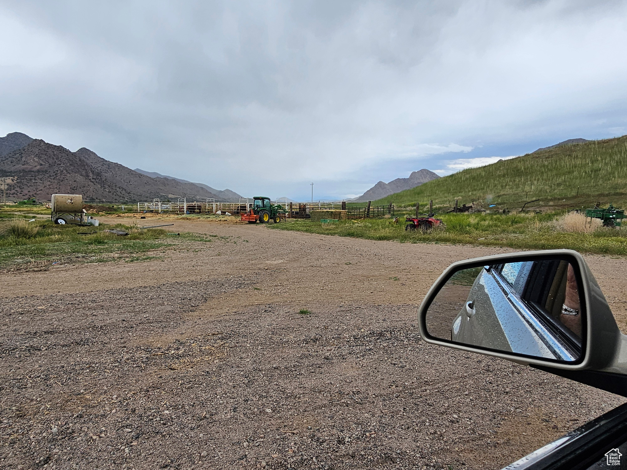 Main road into the home & barn area.