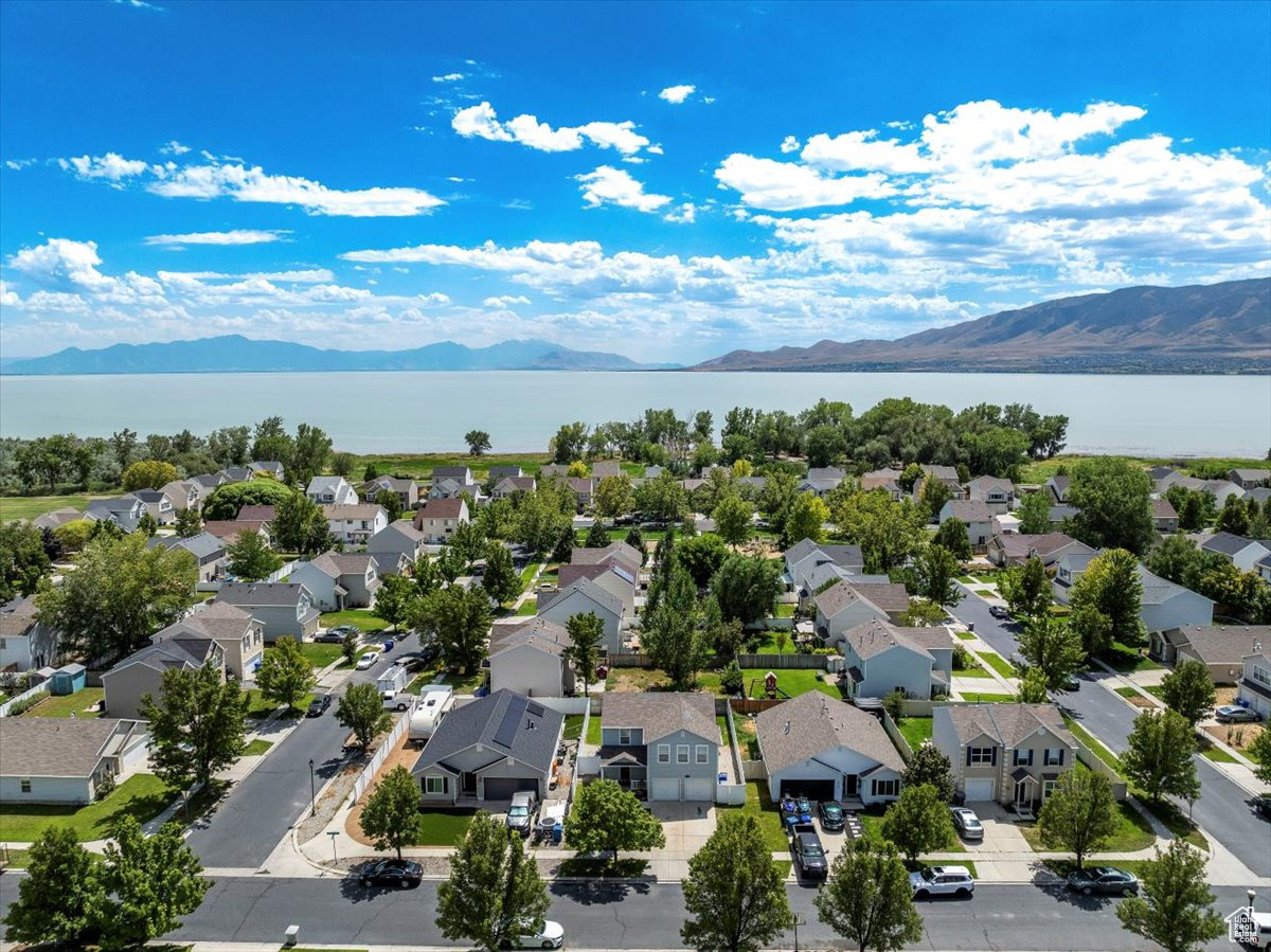 Birds eye view of property featuring a mountain view