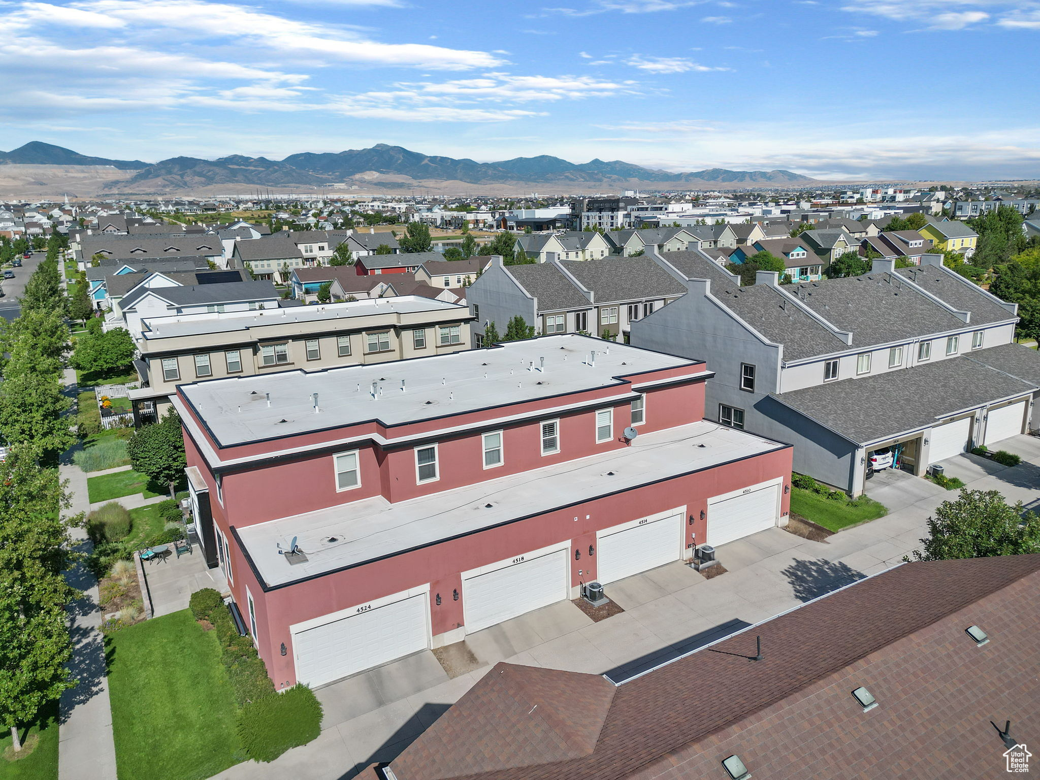 Aerial view with a mountain view