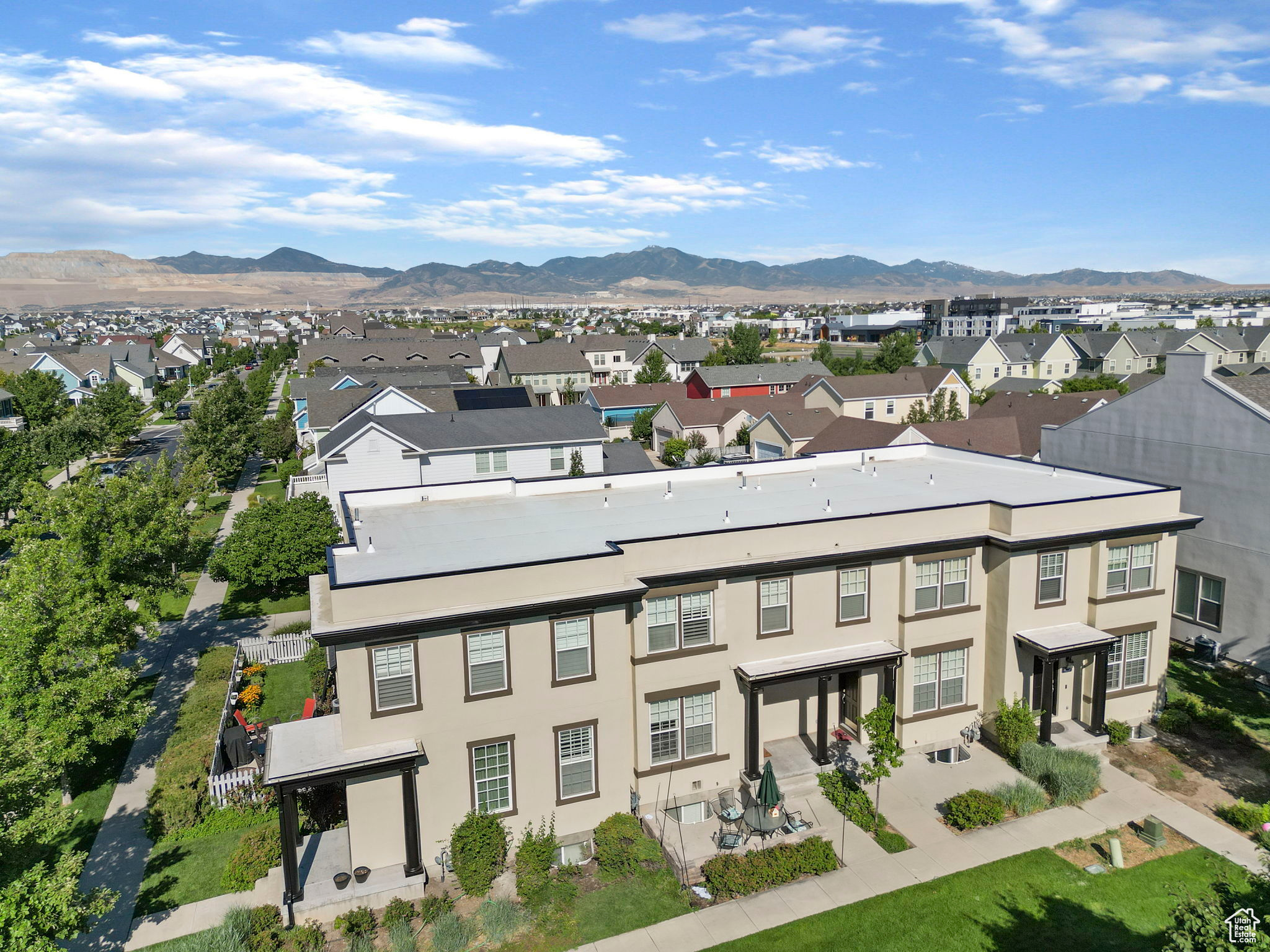 Bird's eye view featuring a mountain view