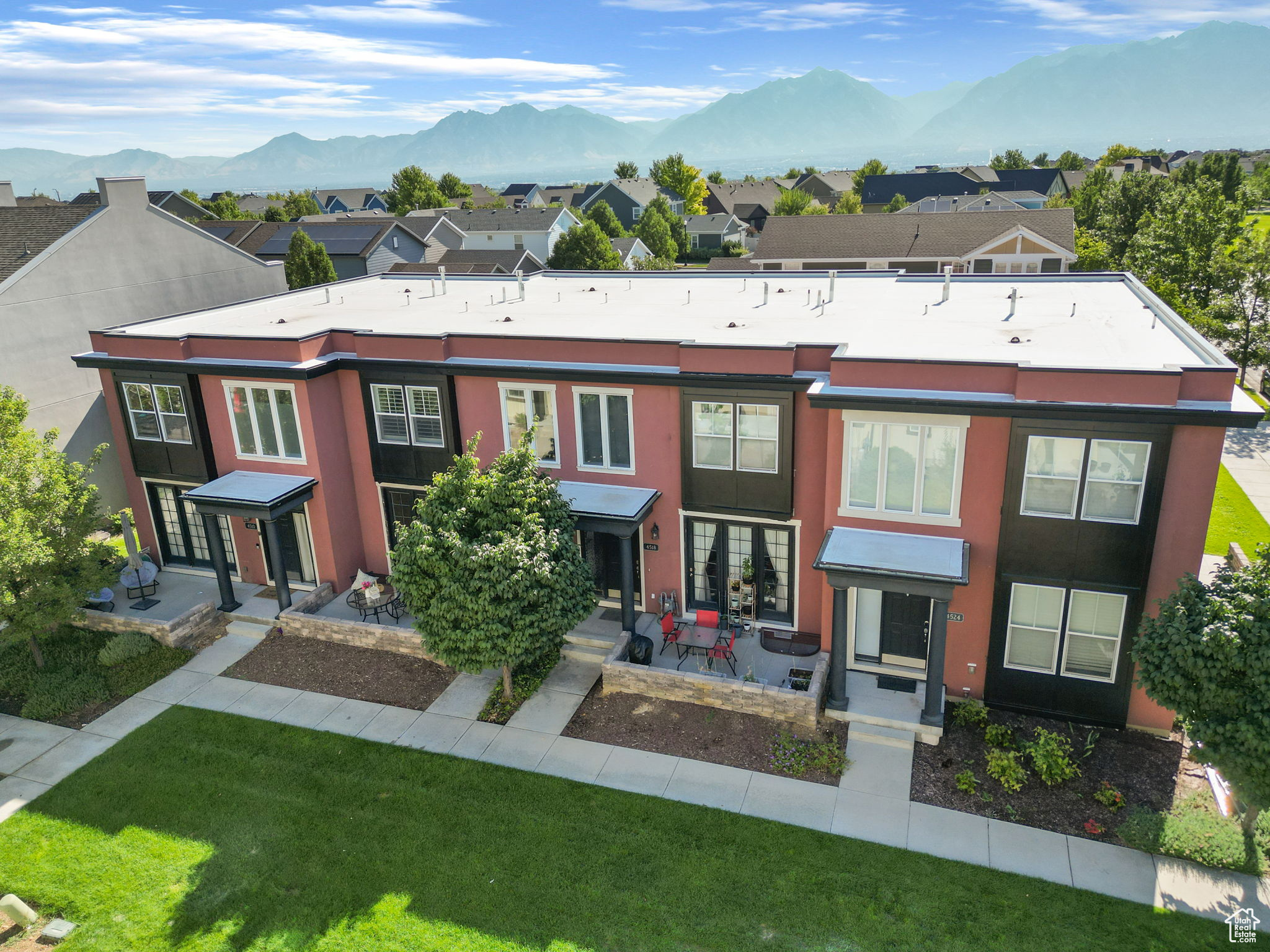 View of front of house featuring a mountain view and a front yard