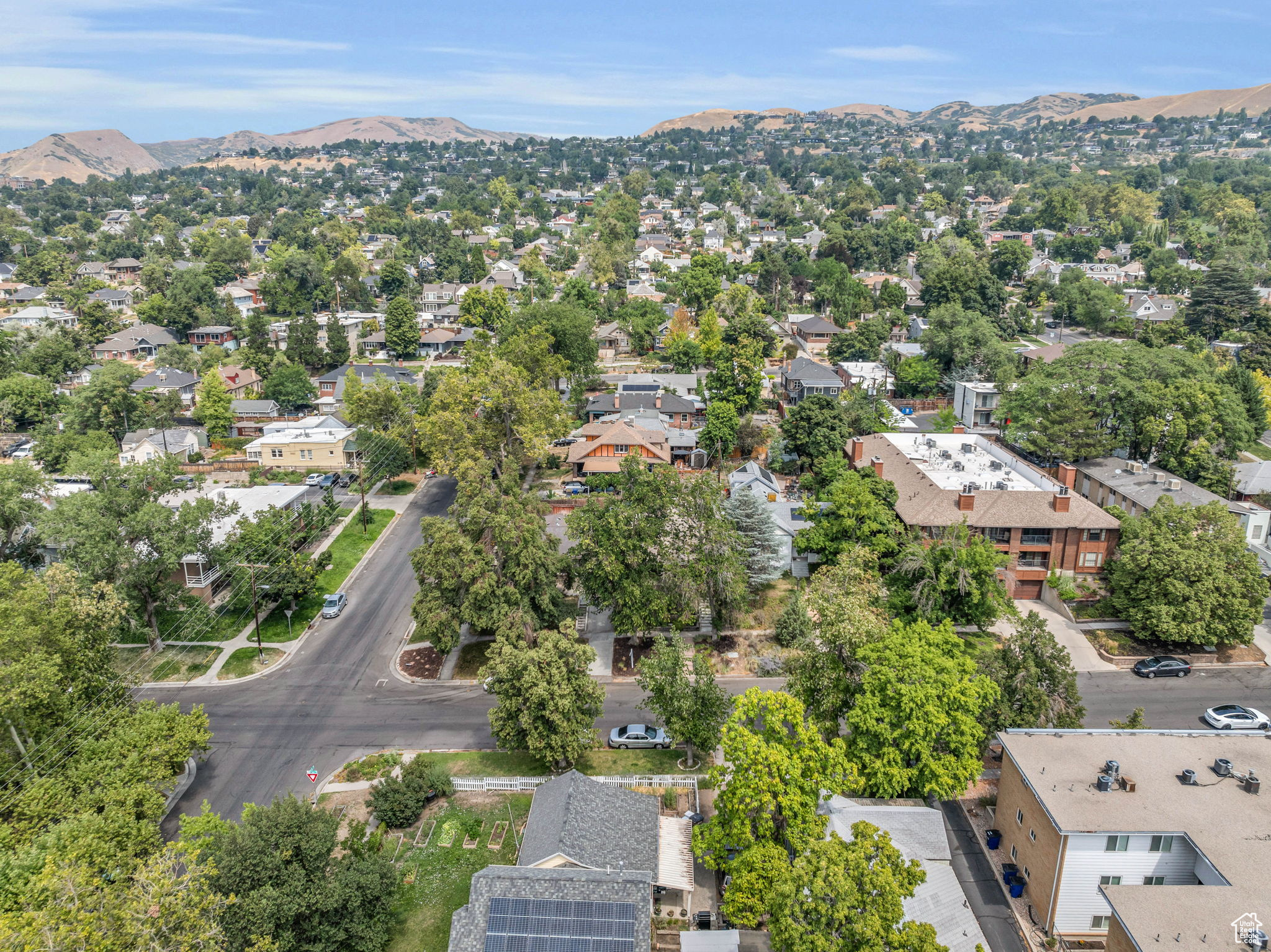 Birds eye view of property featuring a mountain view