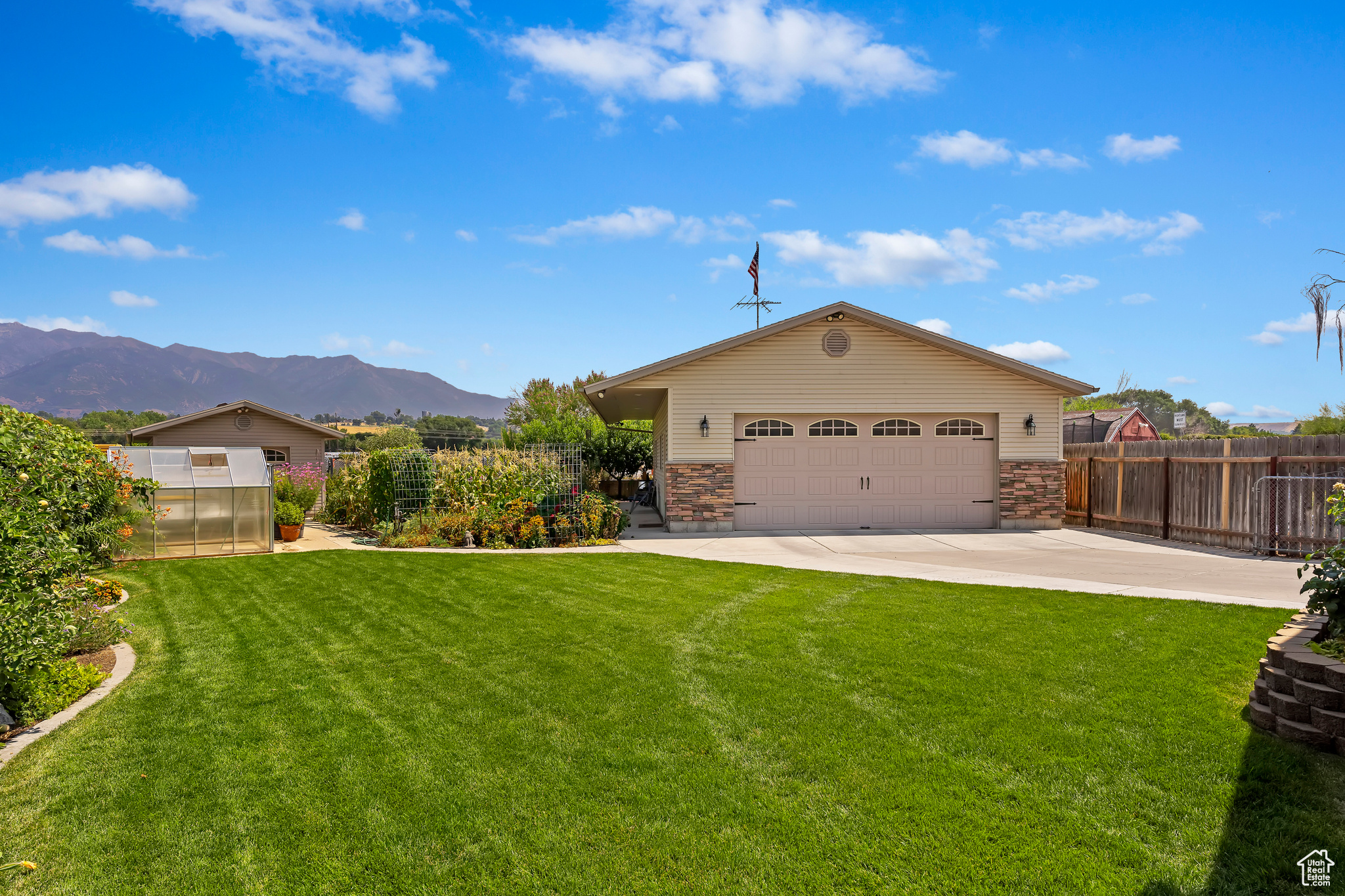 View of front of home featuring a front lawn and a mountain view