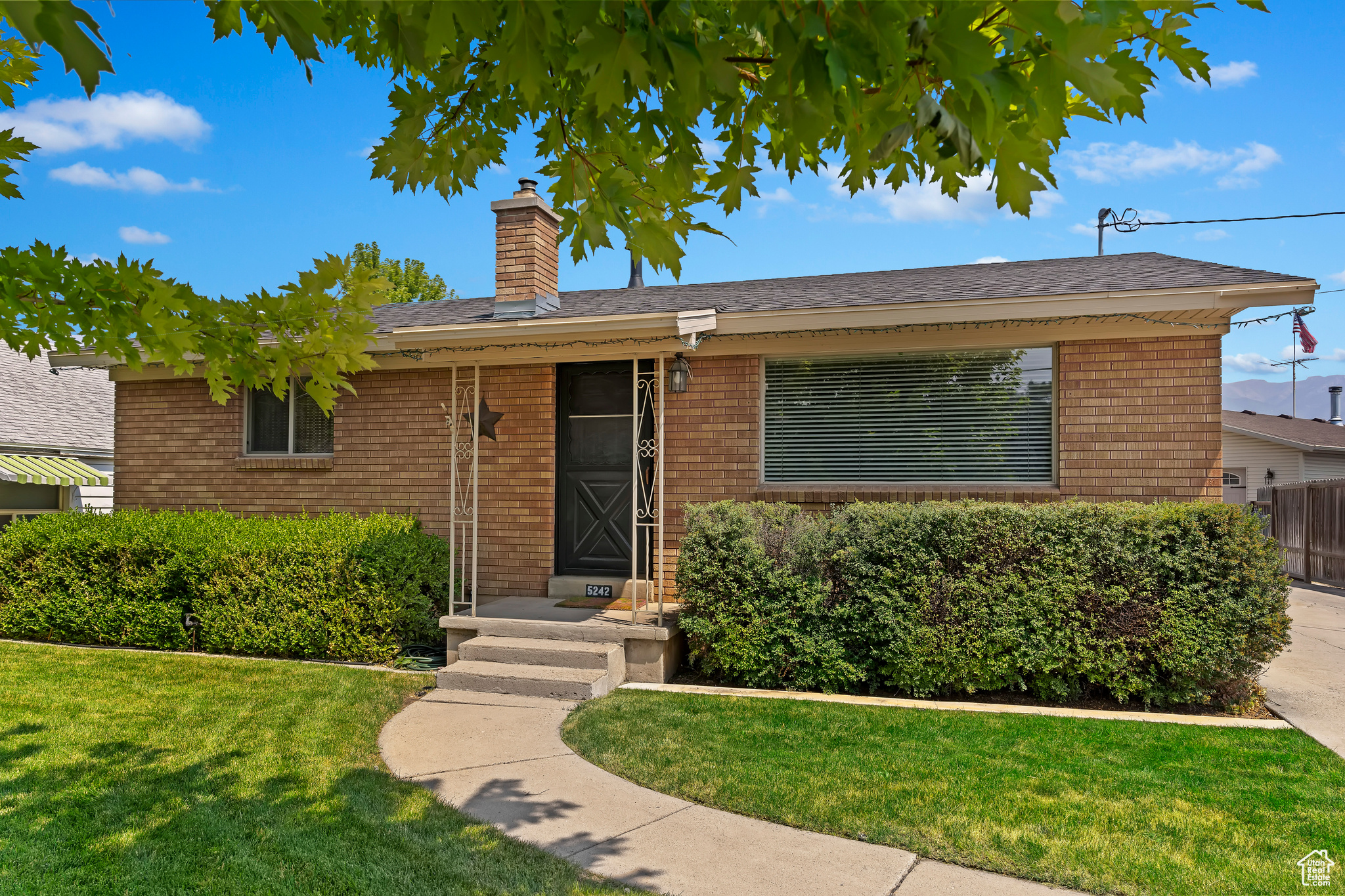 View of front of home featuring a front yard