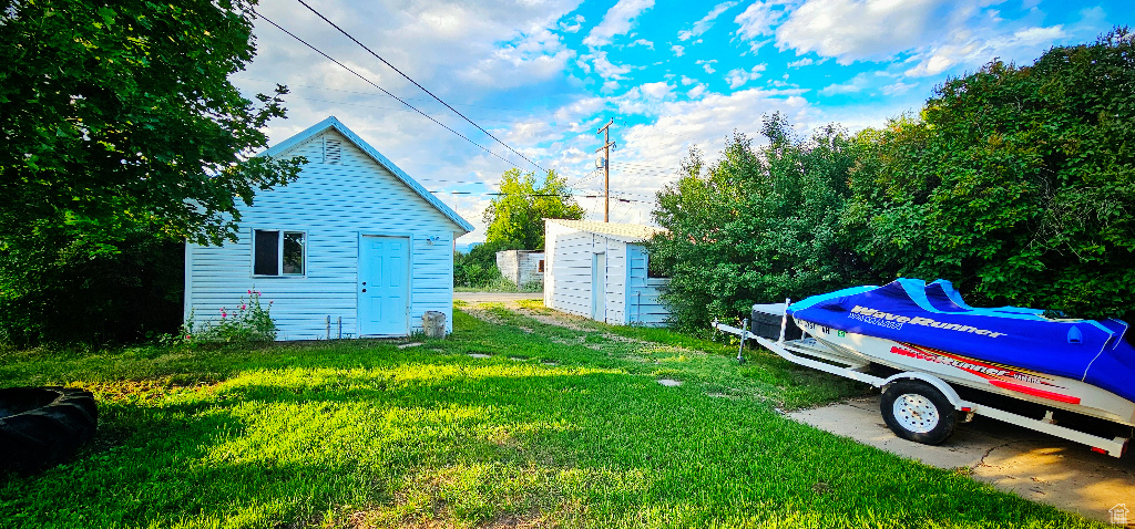 View of yard with a shed