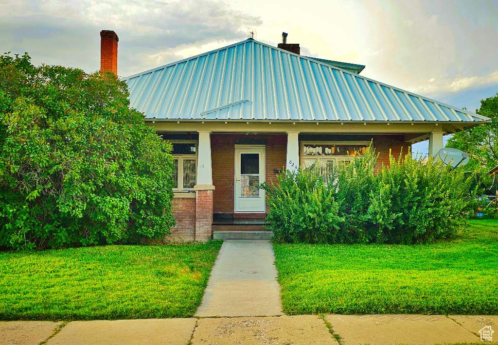 View of front of house featuring a front lawn