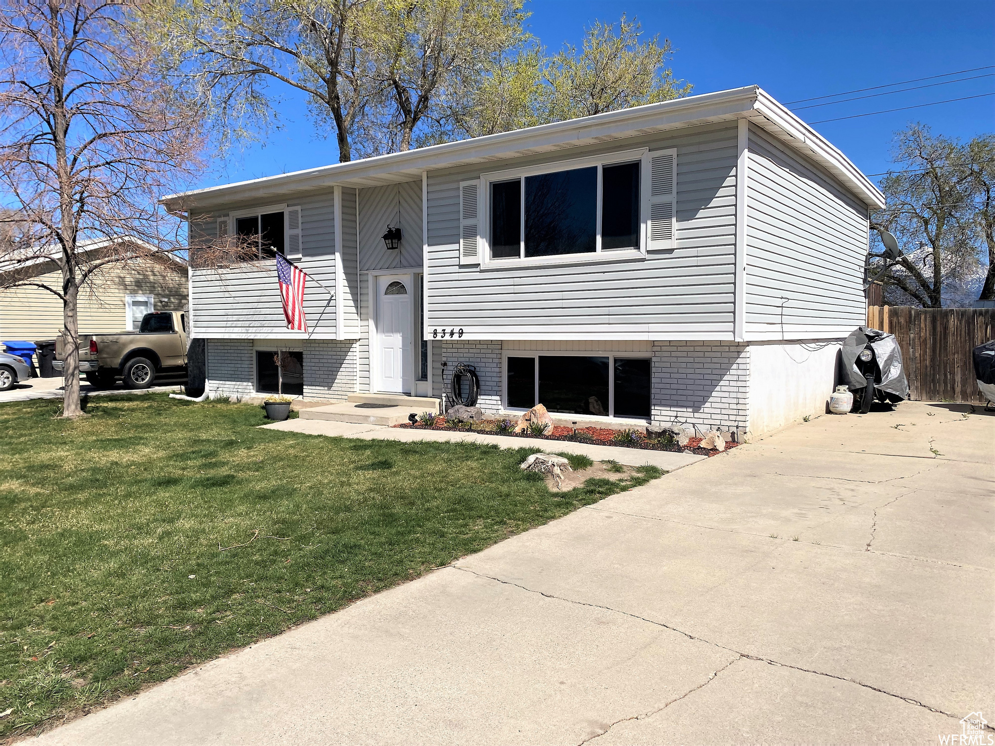 Raised ranch with a front yard