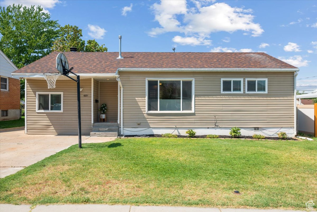 View of front facade with a front yard