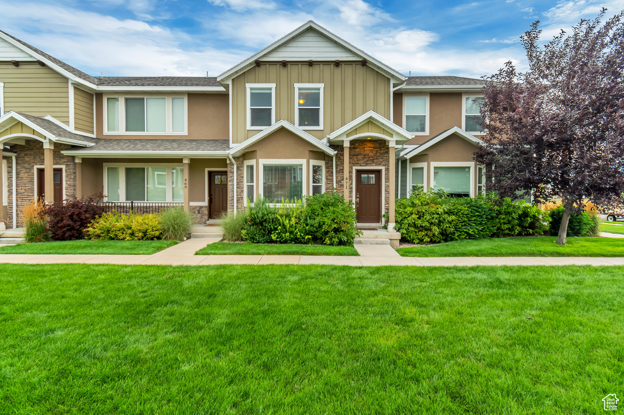 View of front of house featuring a front lawn