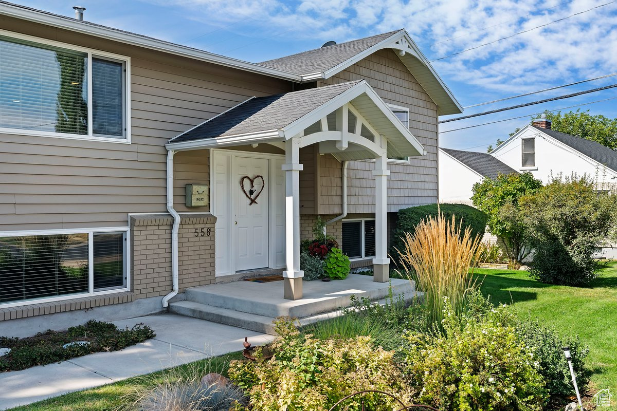 View of front of house featuring a front lawn