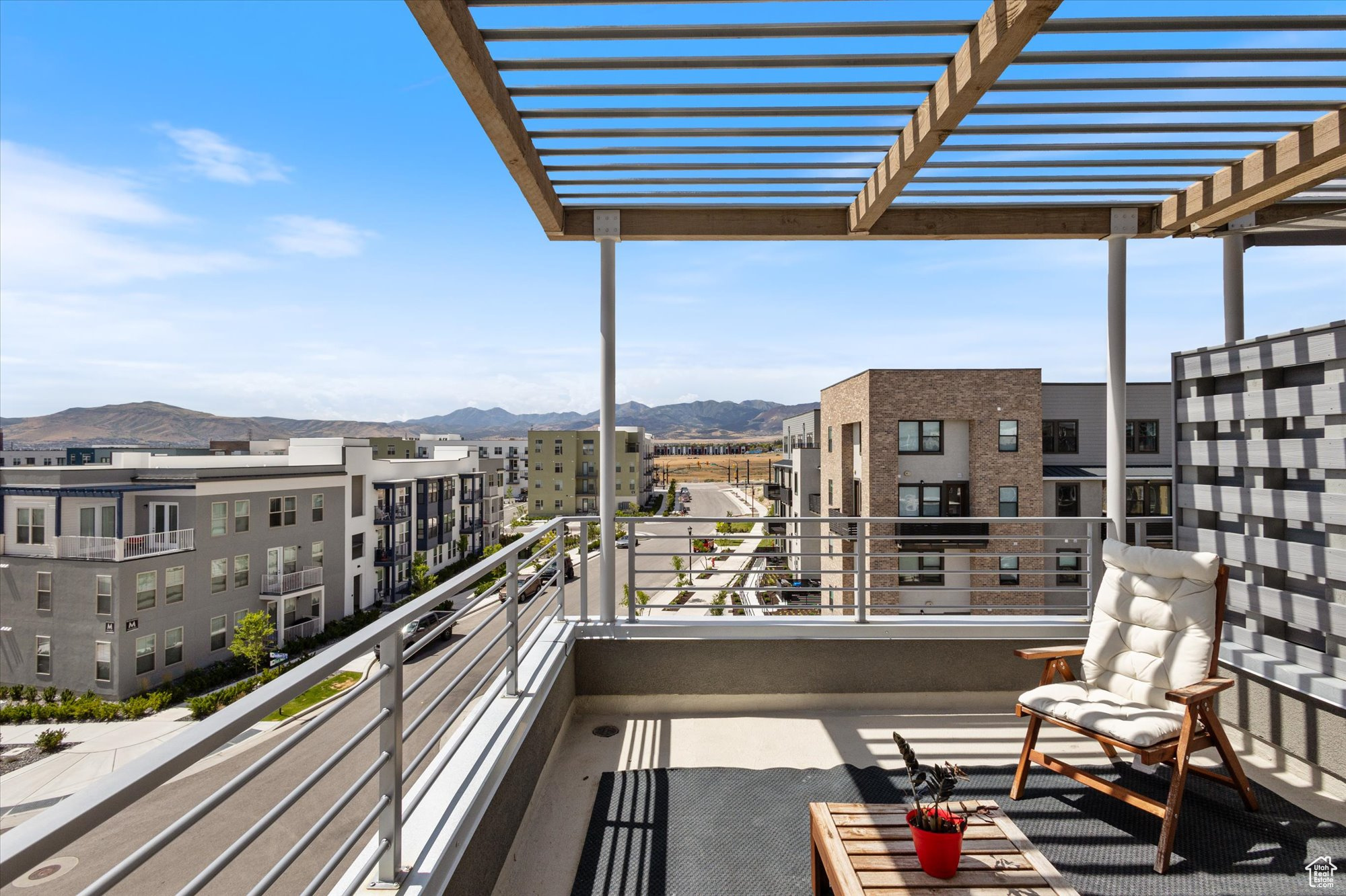 Balcony featuring a pergola and a mountain view