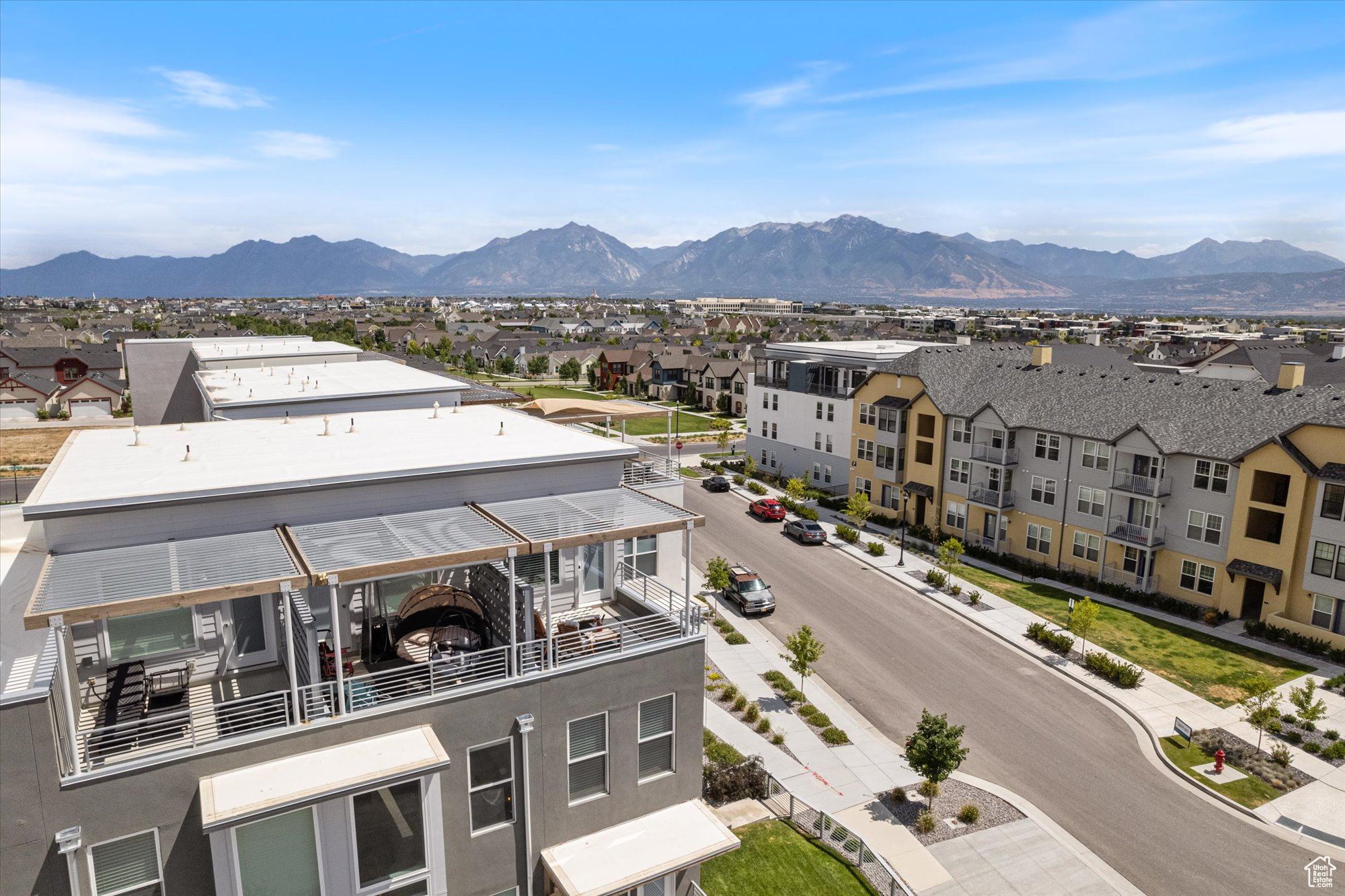 Bird's eye view with a mountain view