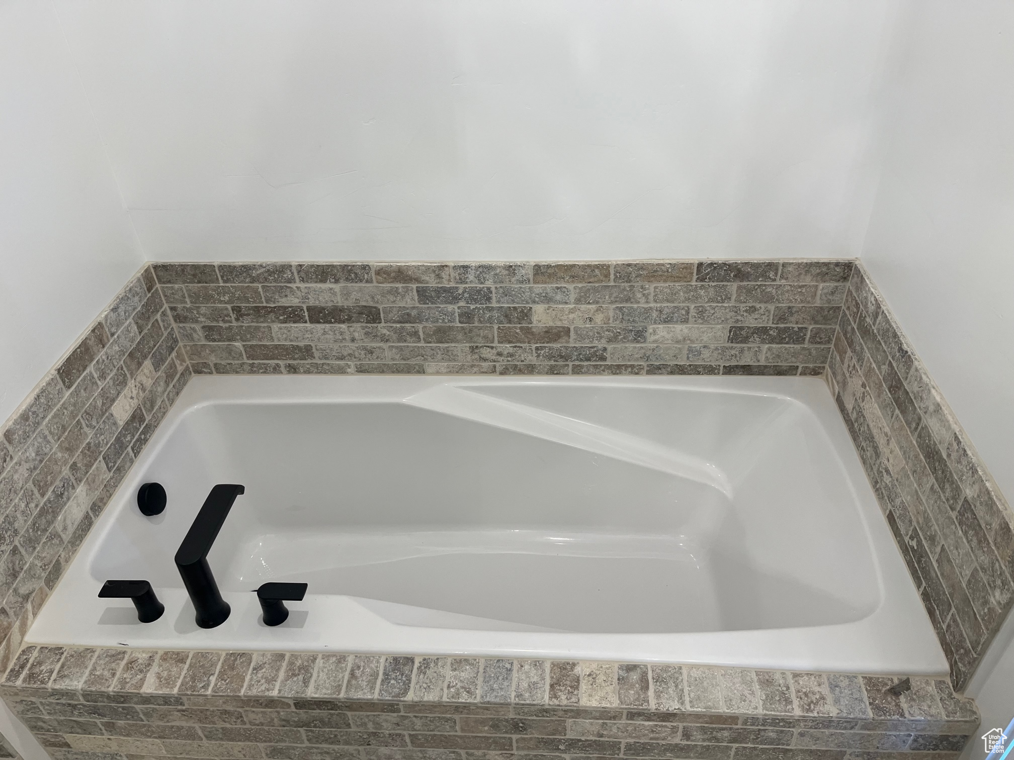 Room details with tiled tub