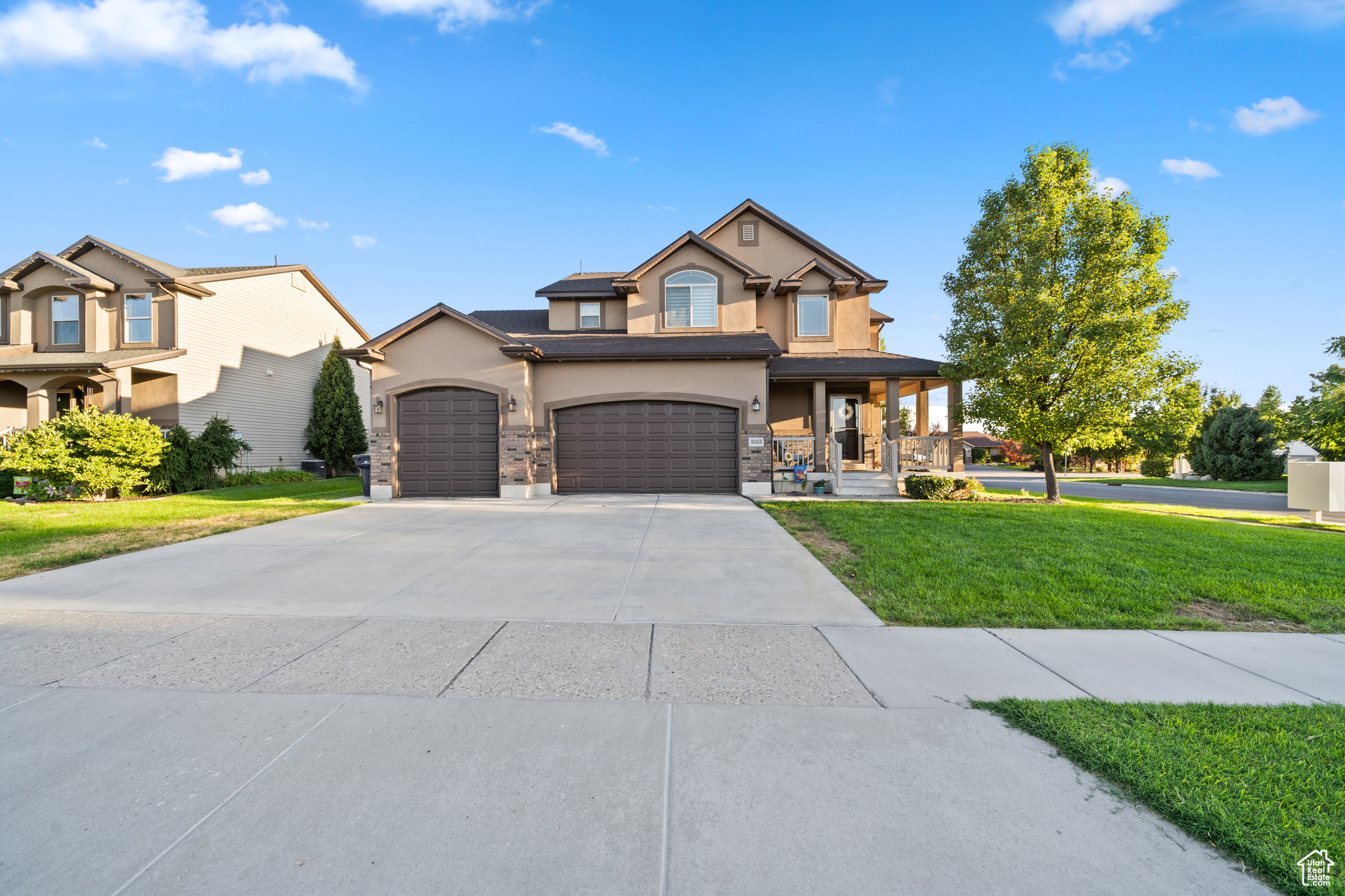 View of front of house featuring a front yard