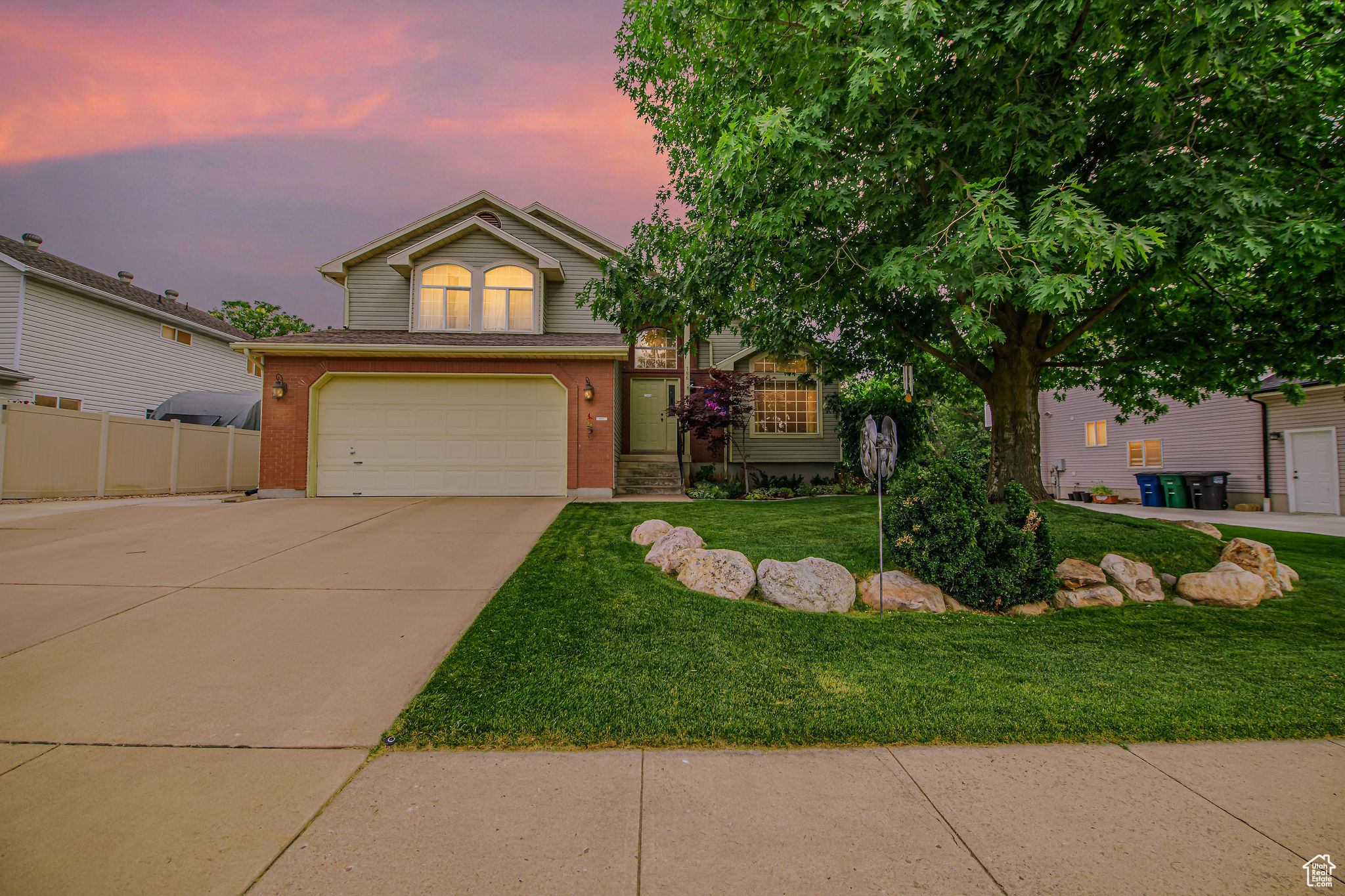 186 E SHADOWBROOK, Kaysville, Utah 84037, 4 Bedrooms Bedrooms, 17 Rooms Rooms,2 BathroomsBathrooms,Residential,For sale,SHADOWBROOK,2019293