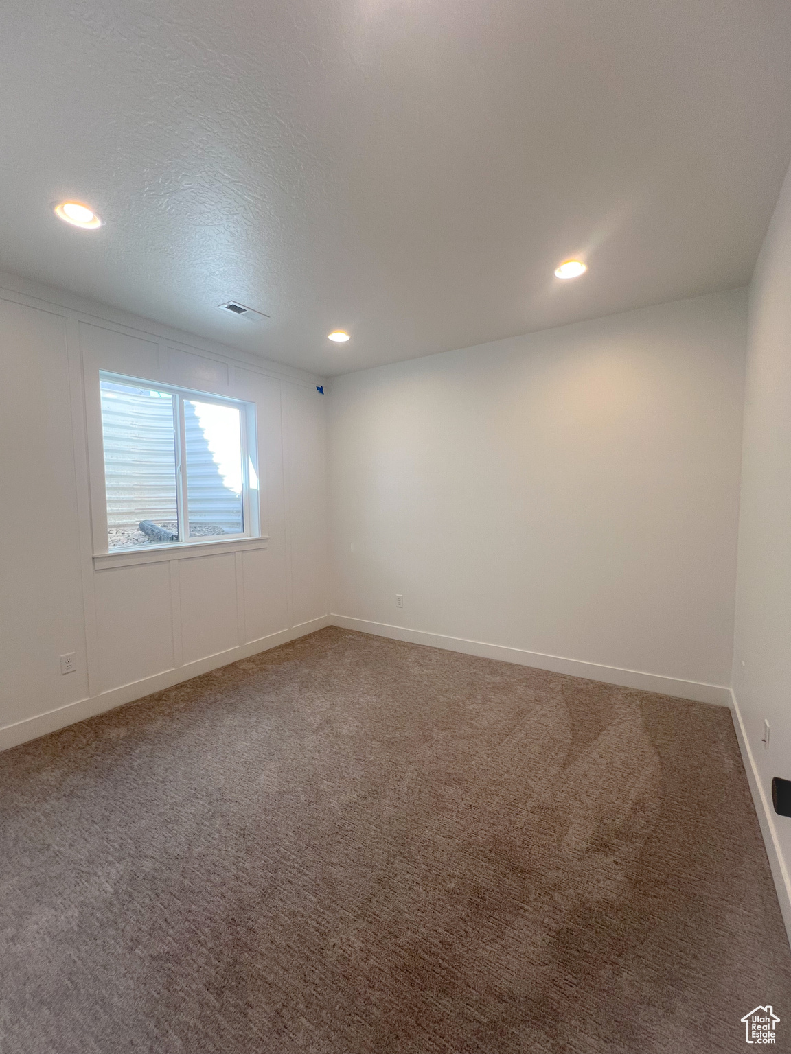 Unfurnished room featuring carpet