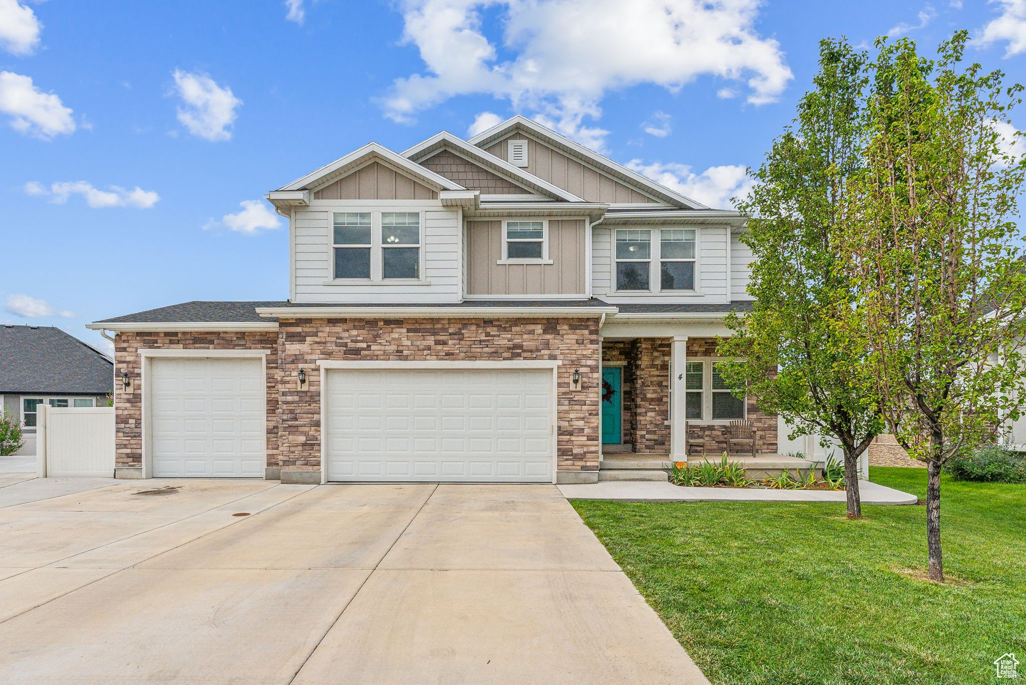 Craftsman-style house featuring a front yard