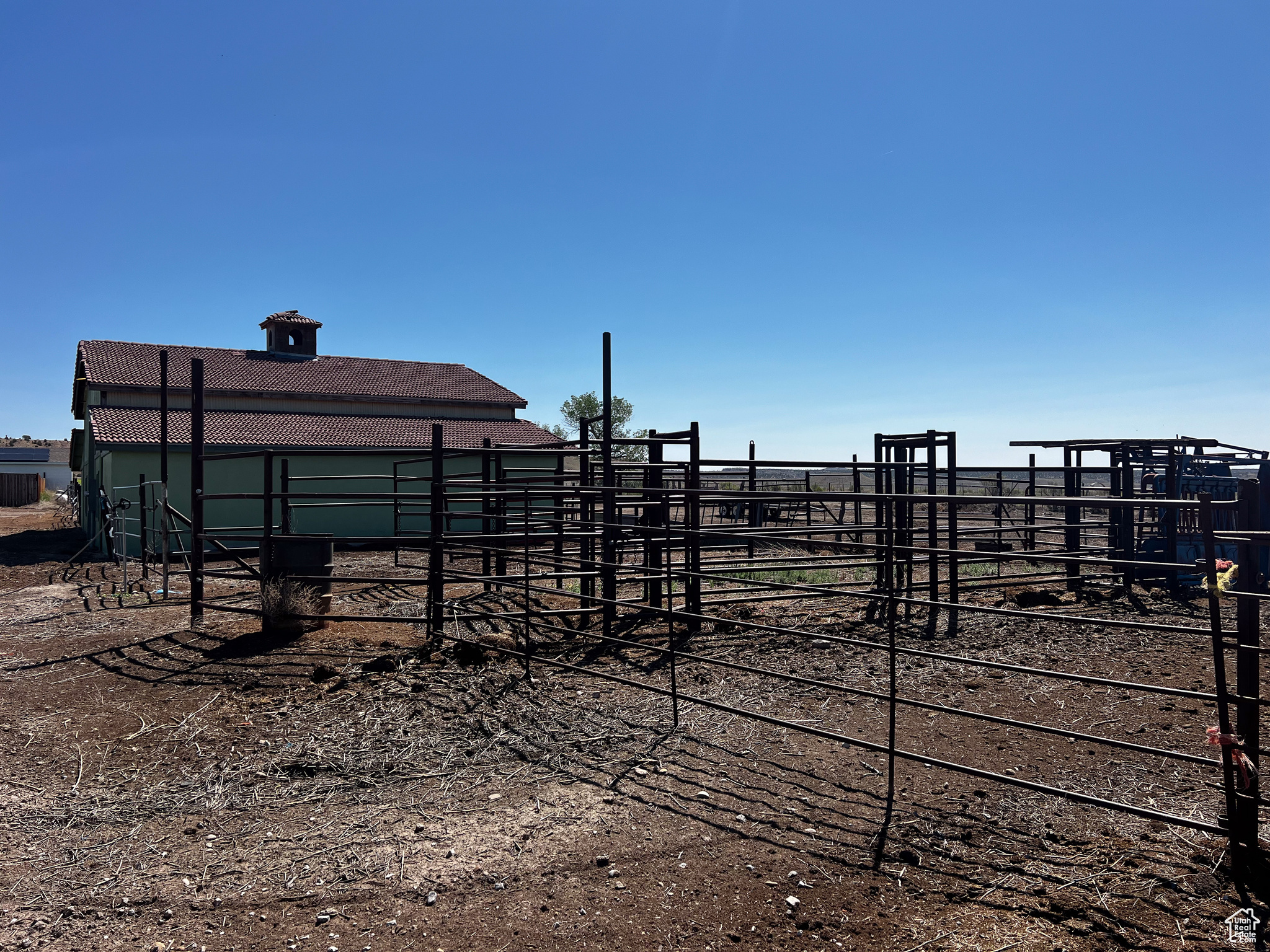 View of yard with an outbuilding