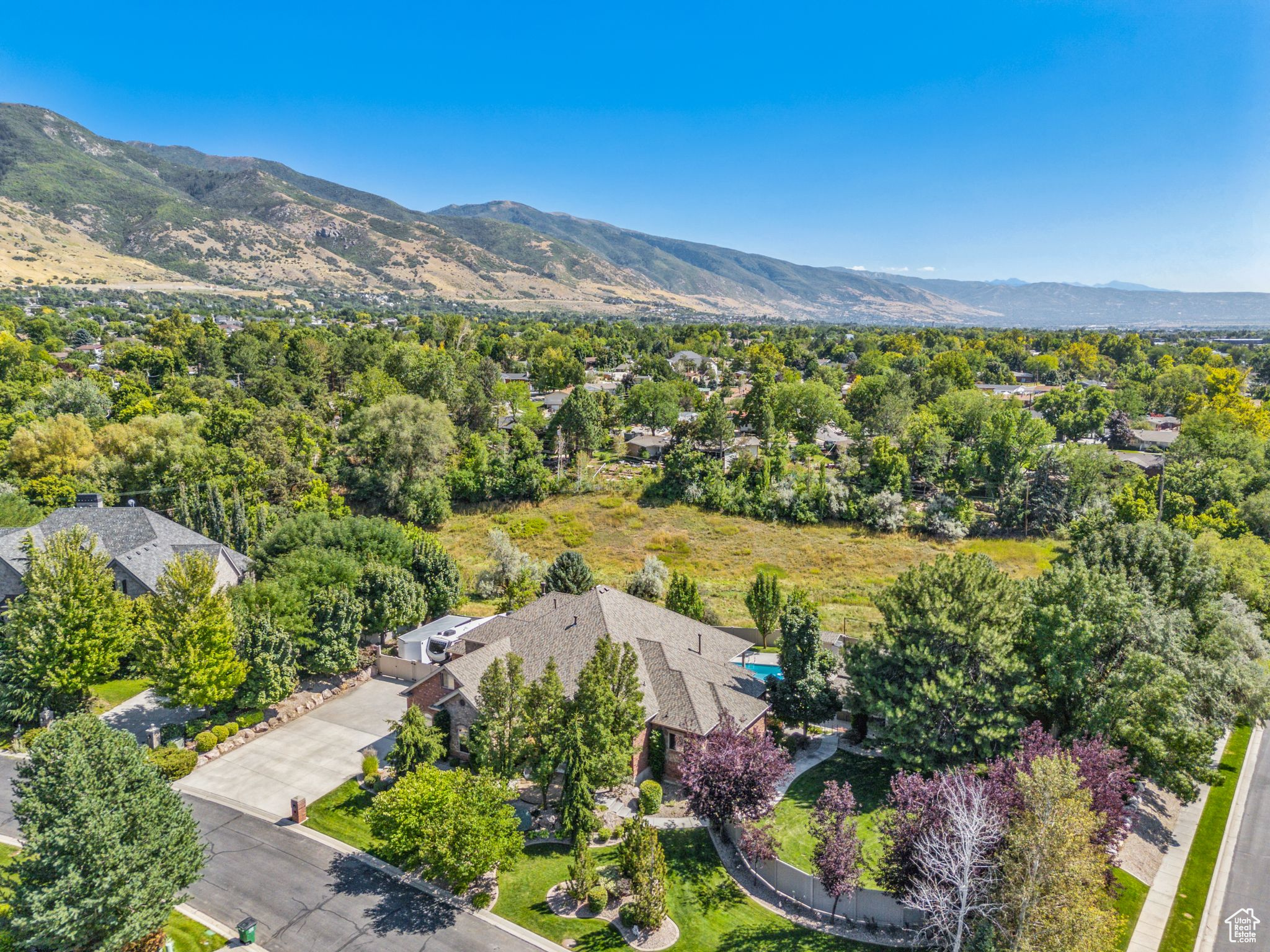 Birds eye view of property with a mountain view