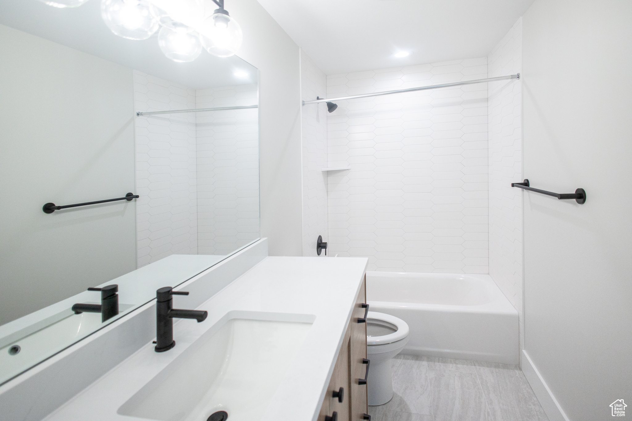 Full bathroom featuring vanity, toilet, and tiled shower / bath