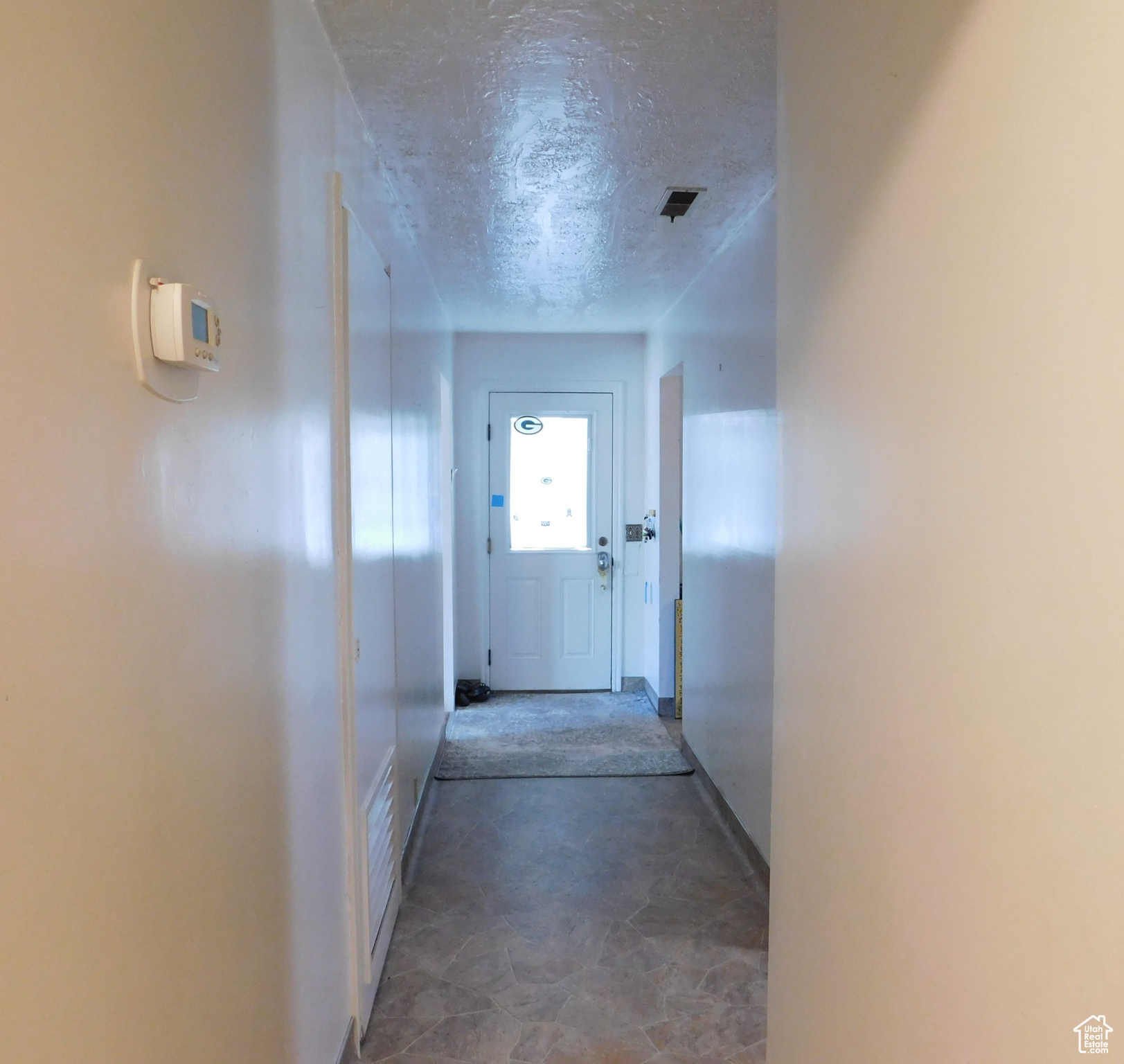 Hallway between kitchen/dining room and Livingroom