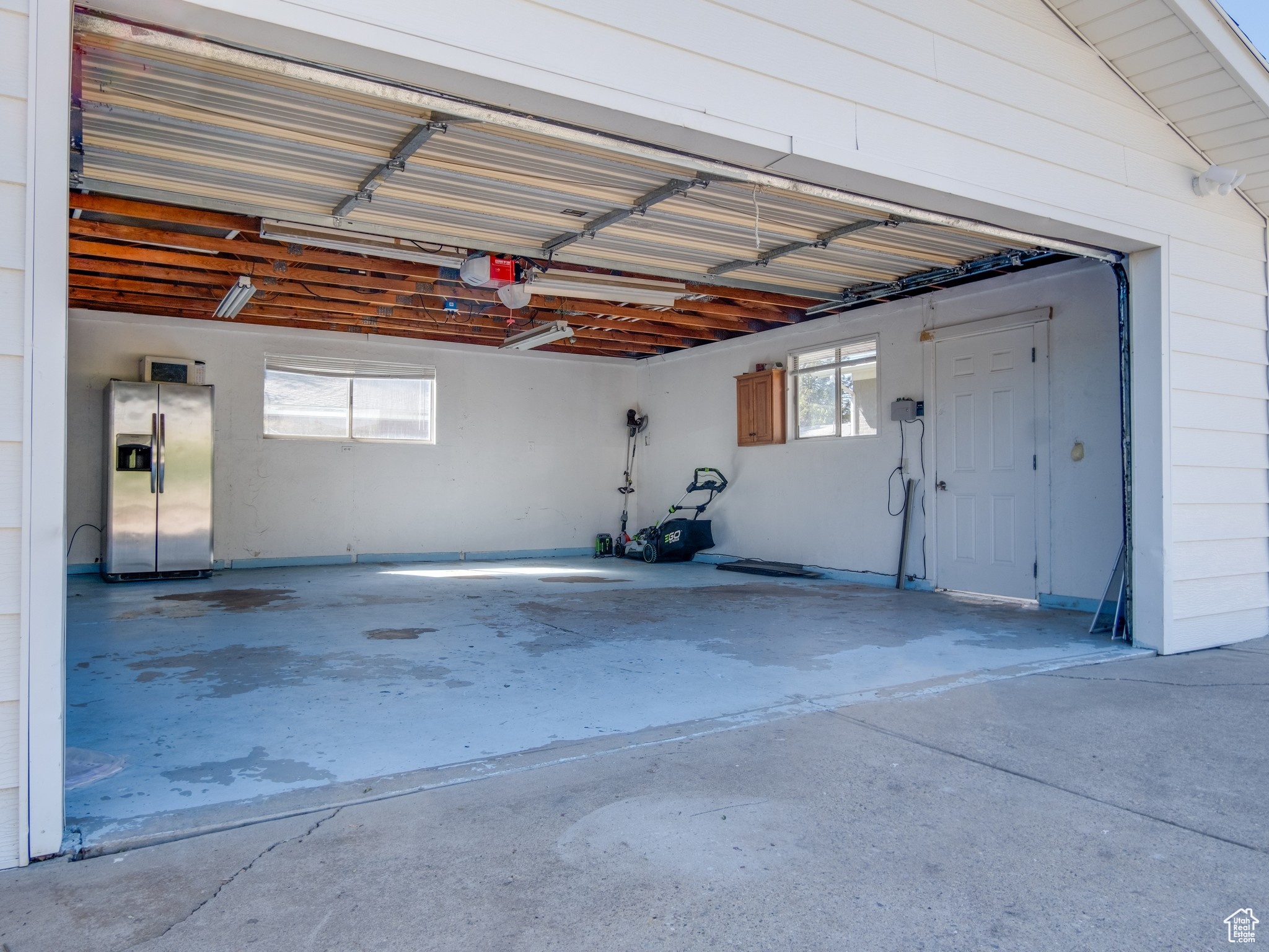 Over-sized 2-car garage