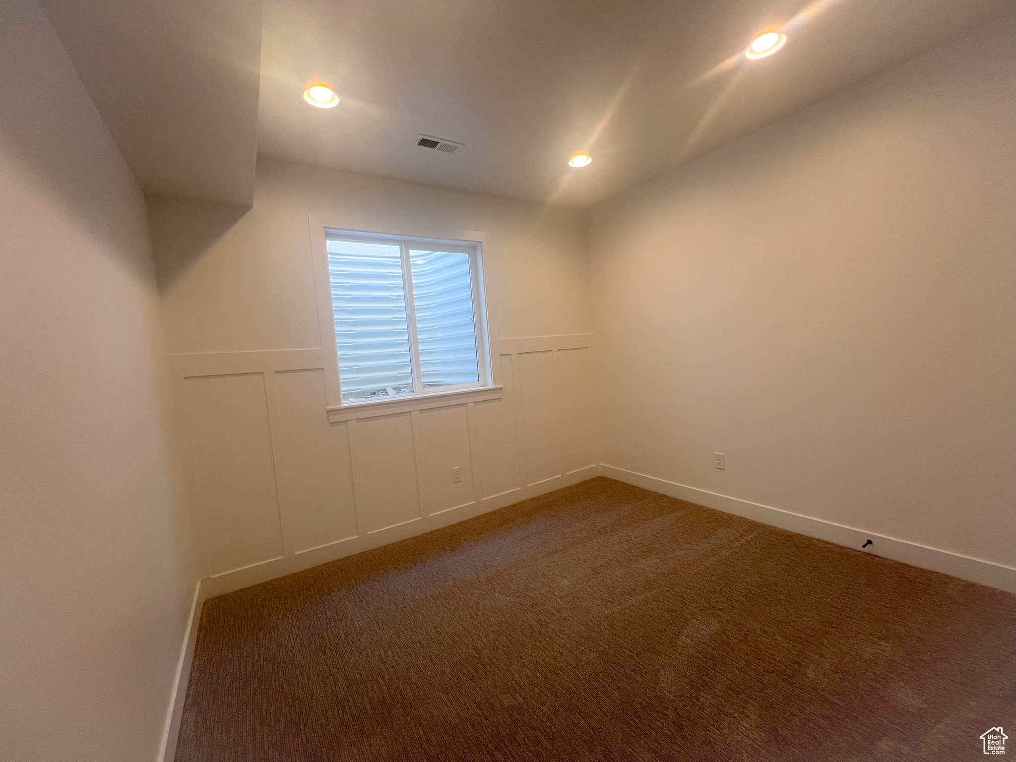 Unfurnished room with carpet flooring