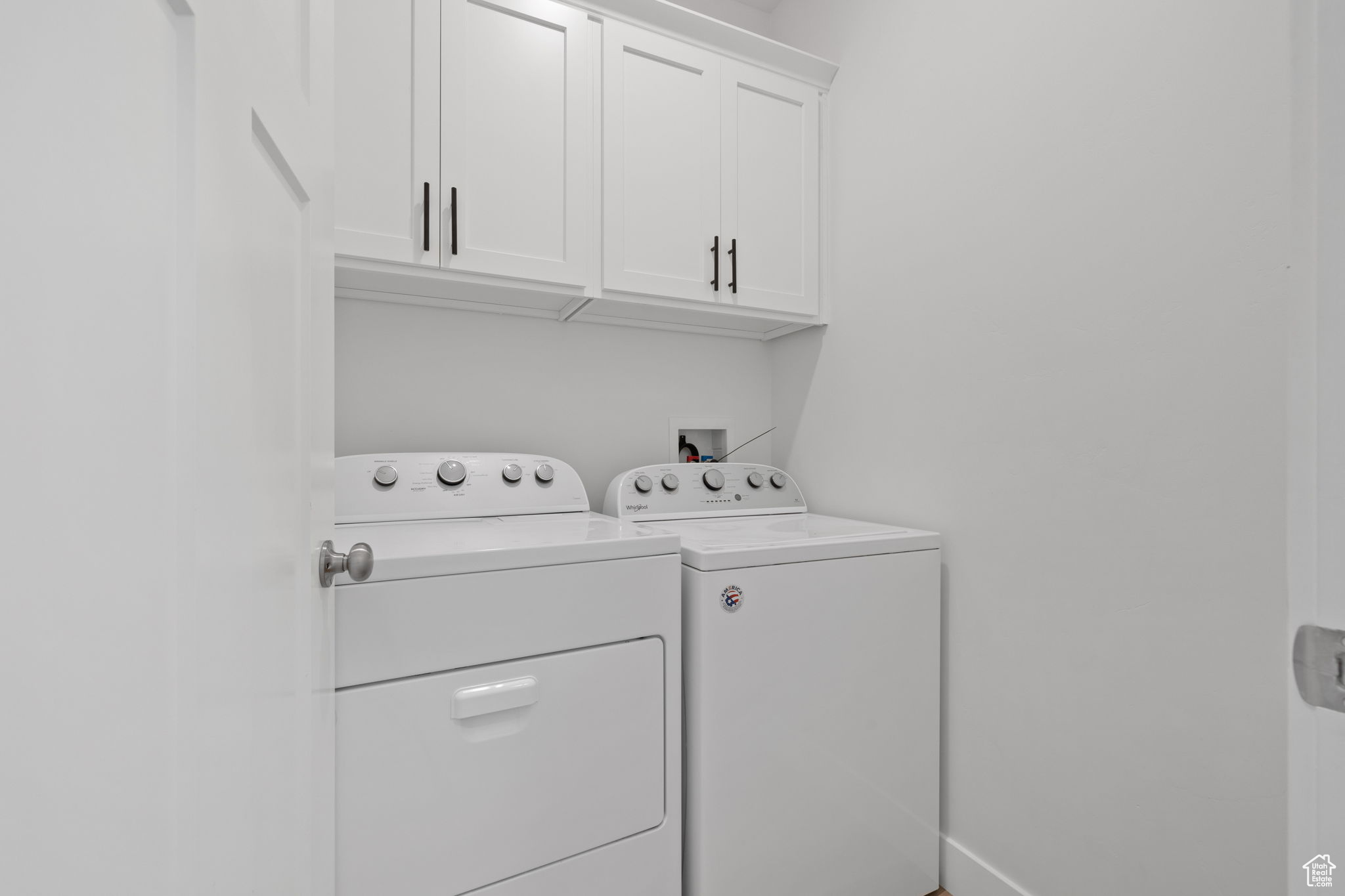 Clothes washing area with cabinets and independent washer and dryer