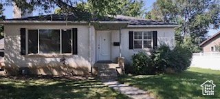 View of front of house featuring a front yard