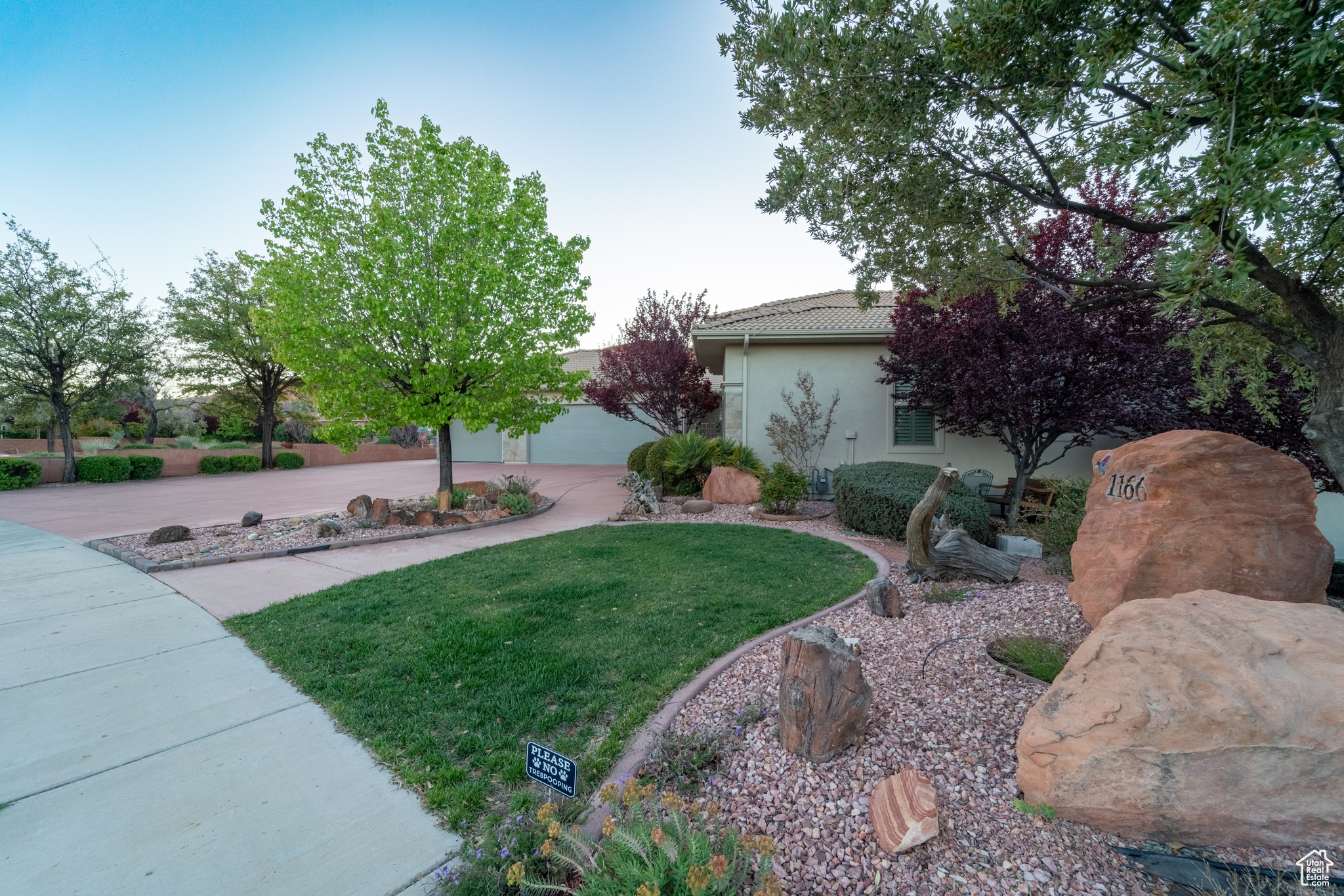 View of yard featuring a garage