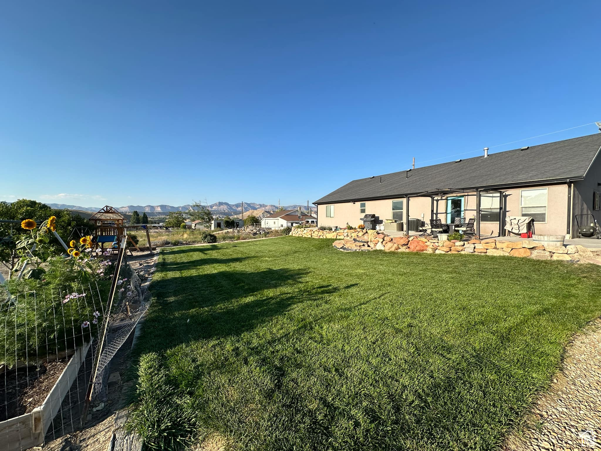 View of yard featuring a mountain view