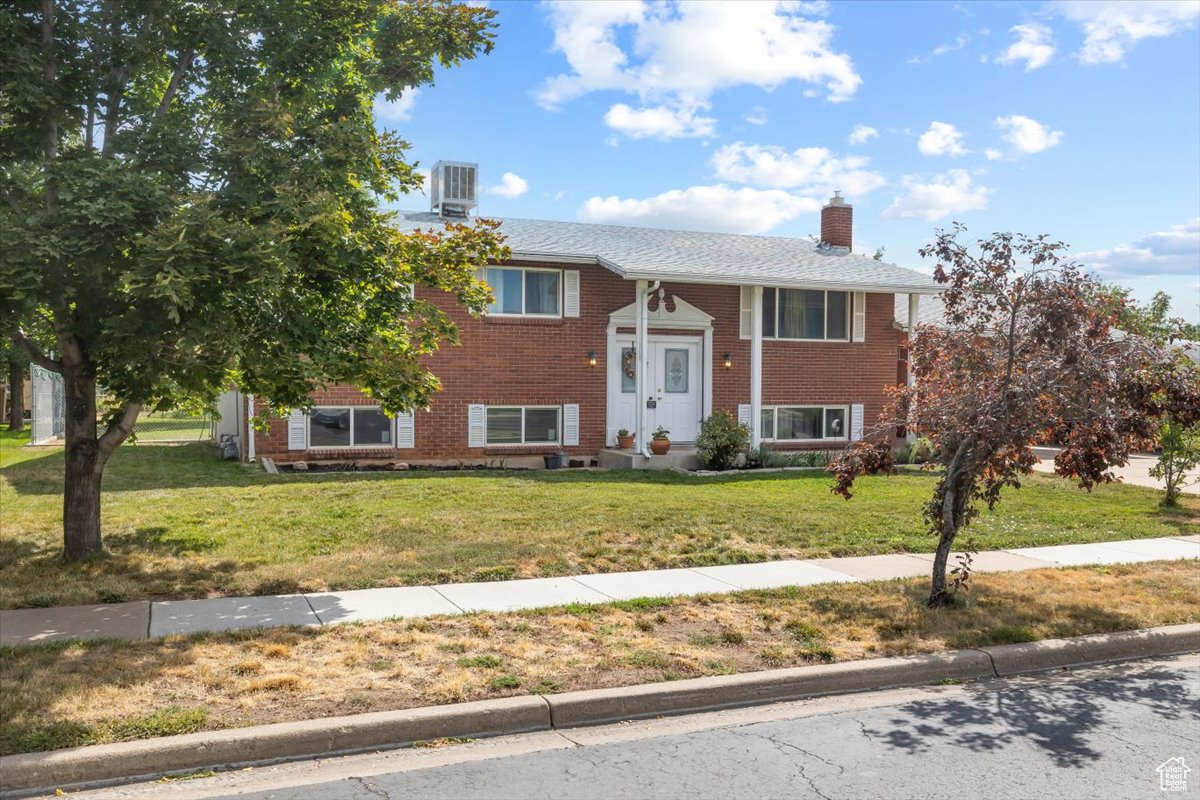 Bi-level home featuring a front yard