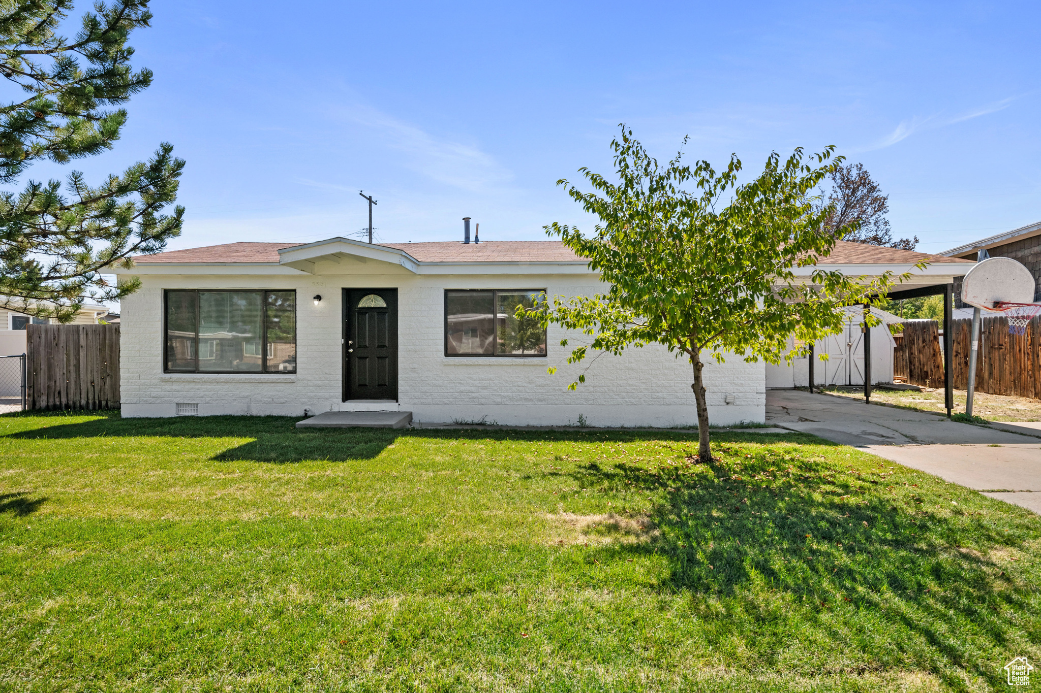 Single story home with a front yard