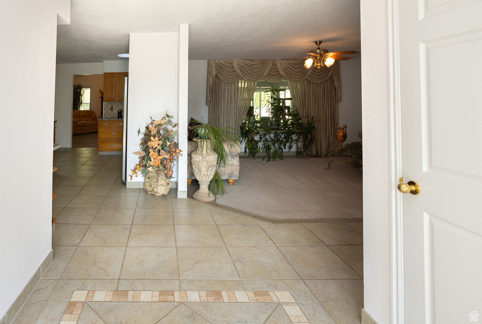 Tiled spare room with ceiling fan