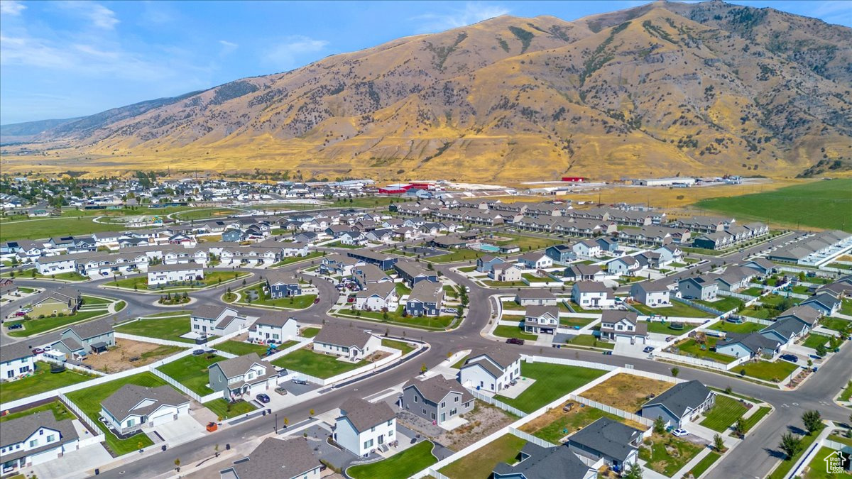 Aerial view with a mountain view