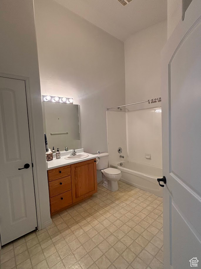 Large Main Bathroom with storage and tub/shower