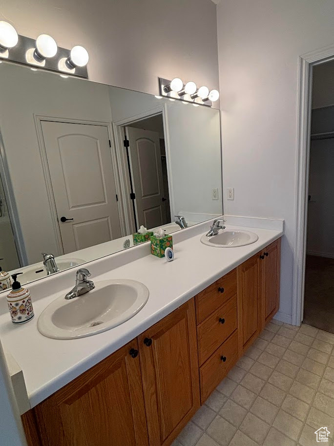 Primary bathroom with double sinks, walking closet and large shower