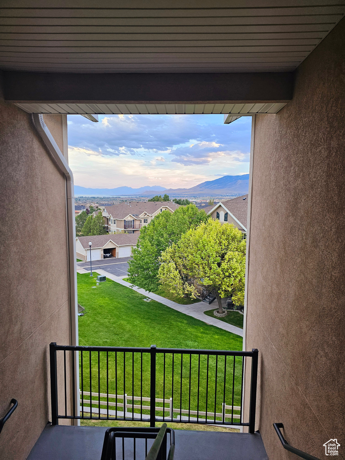 Balcony featuring a mountain view