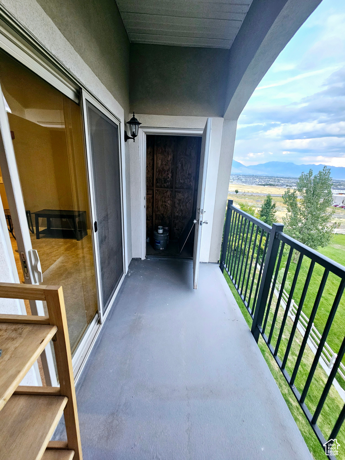 Balcony featuring a mountain view